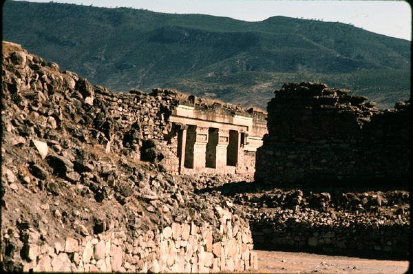 Vista das paredes e entrada do templo de Pre Columbian Pre Columbian