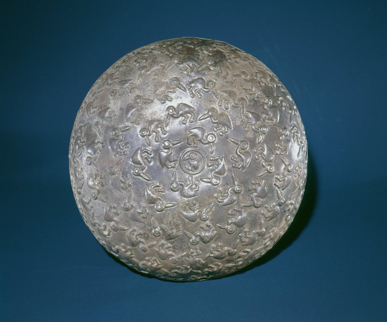 Base de uma tigela de prata batida, estilo Chimu (prata) de Pre Columbian Pre Columbian