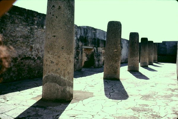 Pátio com colunas de Pre Columbian Pre Columbian