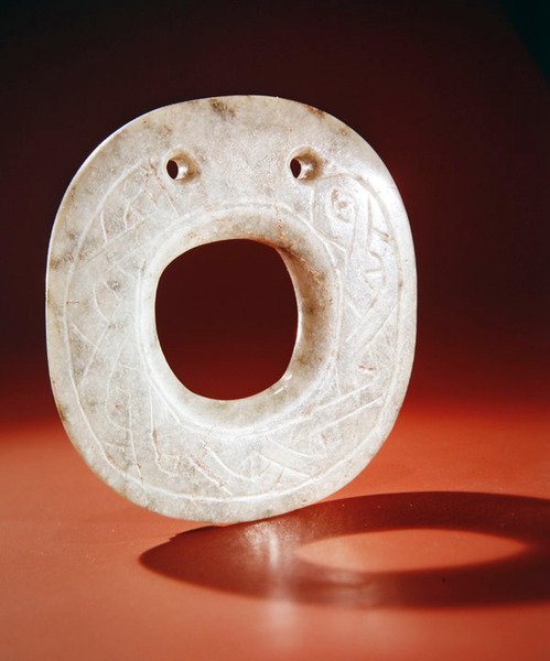 Ornamento em forma de disco, de Guacimo, área de Linea Vieja (luz translúcida e jade verde mais escuro) de Pre Columbian Pre Columbian