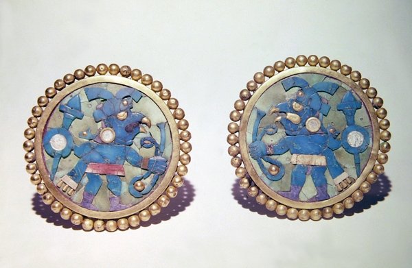 Discos de orelha decorados com guerreiros com cabeça de pássaro carregando escudos, lanças e fundas, estilo Mochica (turquesa, dourado e casca) de Pre Columbian Pre Columbian
