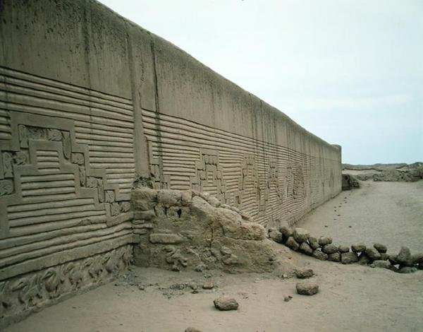 Parede exterior da Praça de Cerimônias, Palácio Tschudi, construído pelo Chimu, c.1300 aC de Pre Columbian Pre Columbian