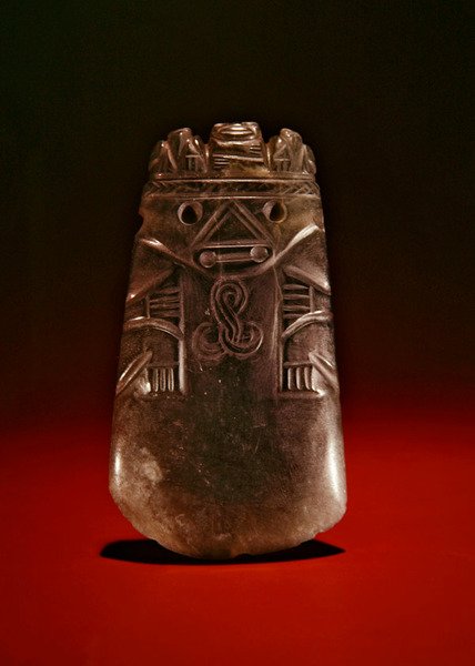 Figura celt com animal e pássaros em toucado, de Guacimo, área de Linea Vieja (jade translúcido verde-mar) de Pre Columbian Pre Columbian