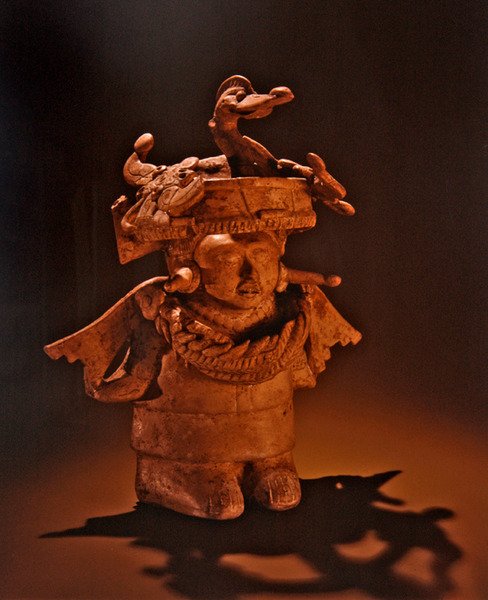 Figura com cocar elaborado, cultura Nopiloa (cerâmica) de Pre Columbian Pre Columbian
