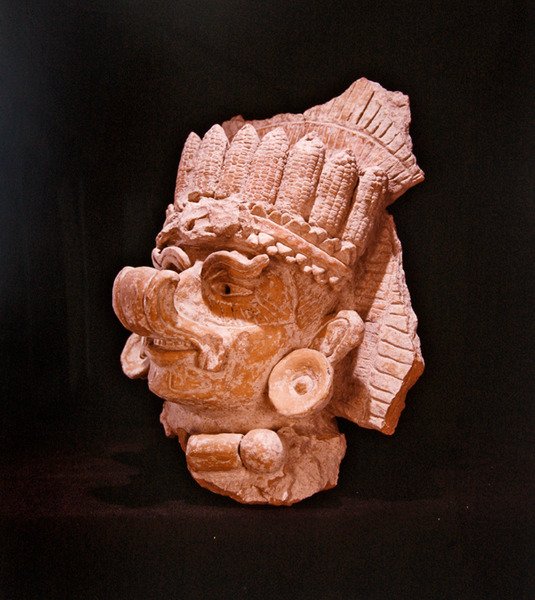 Porção de cabeça de uma grande urna, Oaxaca (cerâmica) de Pre Columbian Pre Columbian