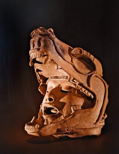 Cabeça humana na boca de um jaguar, Cultura Remojadas, Vera Cruz (cerâmica) de Pre Columbian Pre Columbian