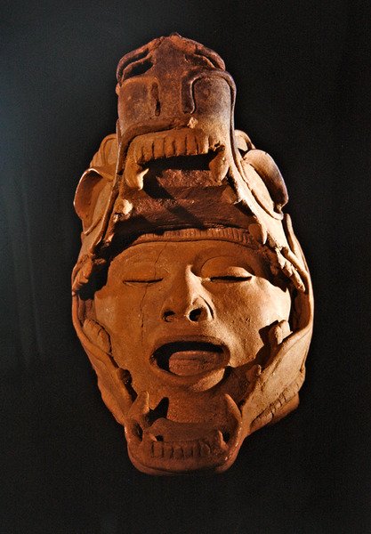 Cabeça humana na boca de um jaguar, Cultura Remojadas, Vera Cruz (cerâmica) de Pre Columbian Pre Columbian