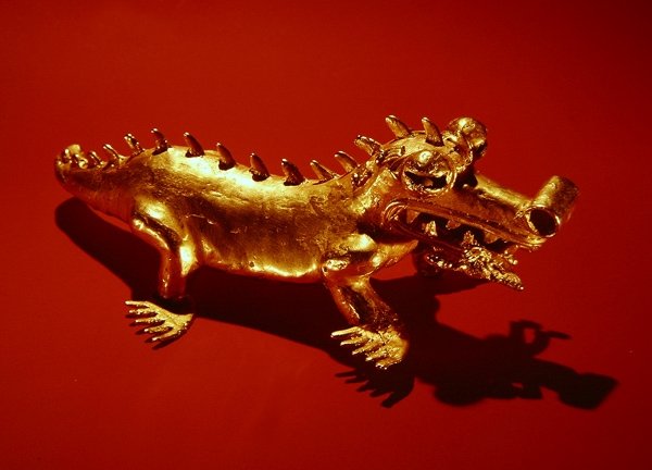 Pingente representando um crocodilo com uma figura humana em sua boca, de La Vaca, Punta Burica (ouro) (veja também 351826) de Pre Columbian Pre Columbian