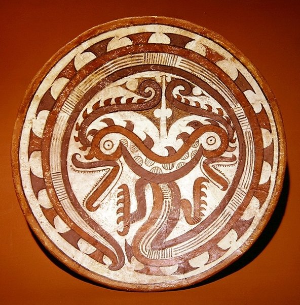 Placa representando cabeças de crocodilo gêmeas em um corpo de serpente enrolada, estilo Late Cocle (cerâmica) de Pre Columbian Pre Columbian