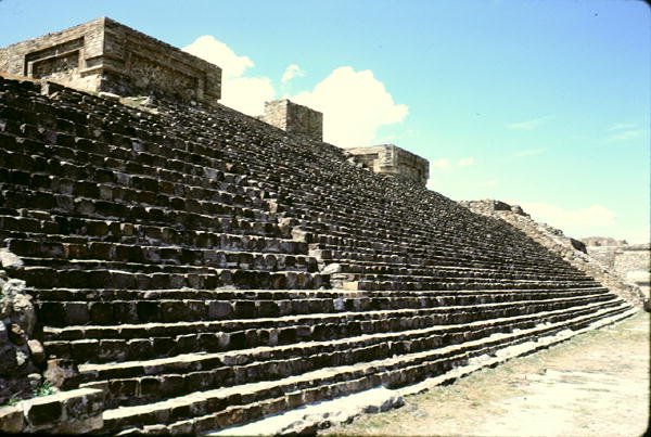 Etapas da pirâmide de Pre Columbian Pre Columbian