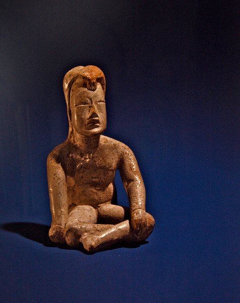 Figura sentada, cultura olmeca (cerâmica) de Pre Columbian Pre Columbian