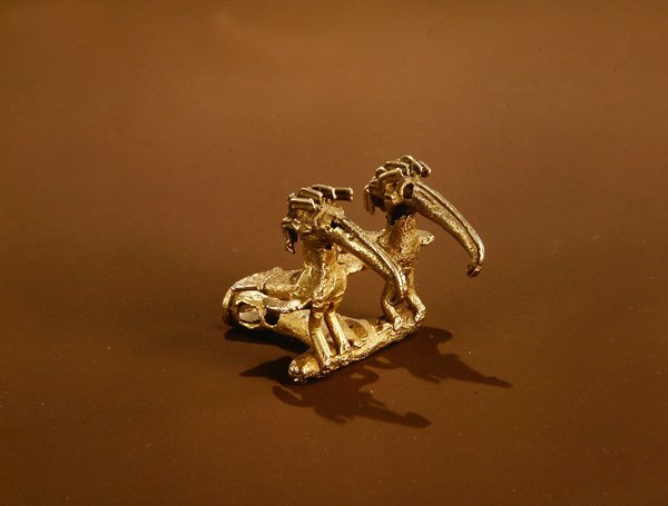 Finial de pessoal de Sinu representando dois pássaros (ouro) de Pre Columbian Pre Columbian