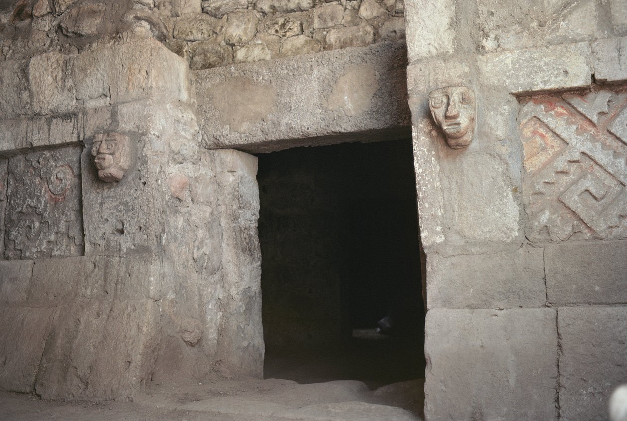 Uma porta com cabeças esculpidas, período pós-clássico tardio de Pre Columbian