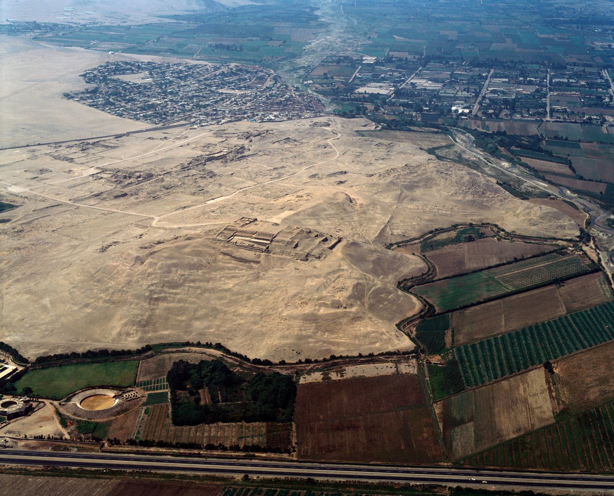 Vista aérea do site pré-colombiano (1983 - Fotografia) de Pre Columbian Pre Columbian