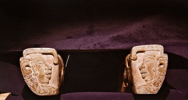Detalhe de um jugo usado em jogos de balanças cerimoniais, Vera Cruz (pedra) de Pre Columbian Pre Columbian