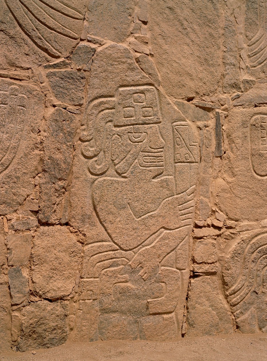 Figura de um guerreiro usando um capacete e segurando um taco (pedra) de Pre Columbian Pre Columbian