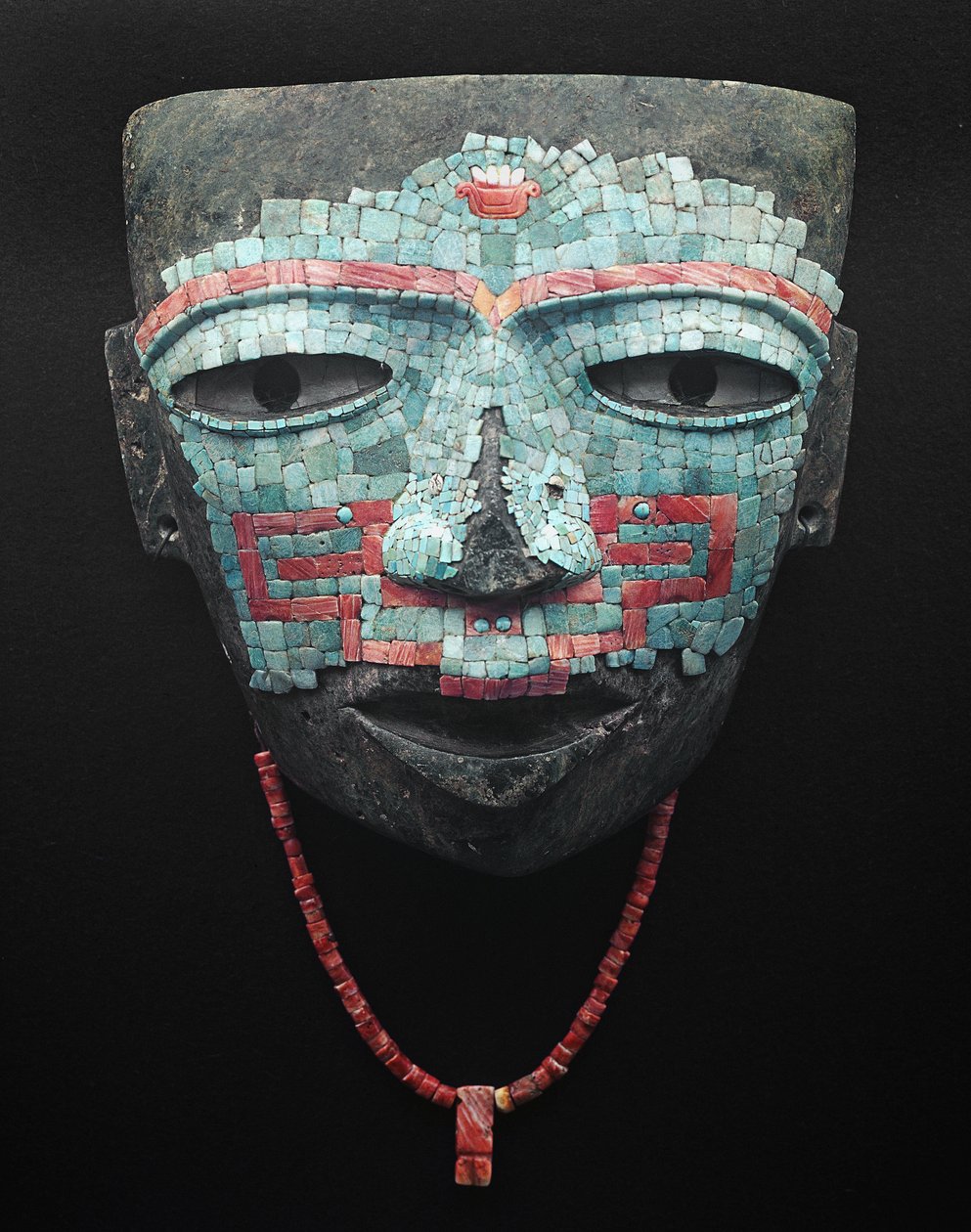 Máscara funerária coberta por mosaico turquesa e concha vermelha. Artefacto de Teotihuacan, Cidade do México. Civilização Teotihuacan - Arte pré-colombiana: máscara funerária de pedras turquesas e rosas datada da civilização de Teotihuacan III (300-650 d.C de Pre Columbian Pre Columbian