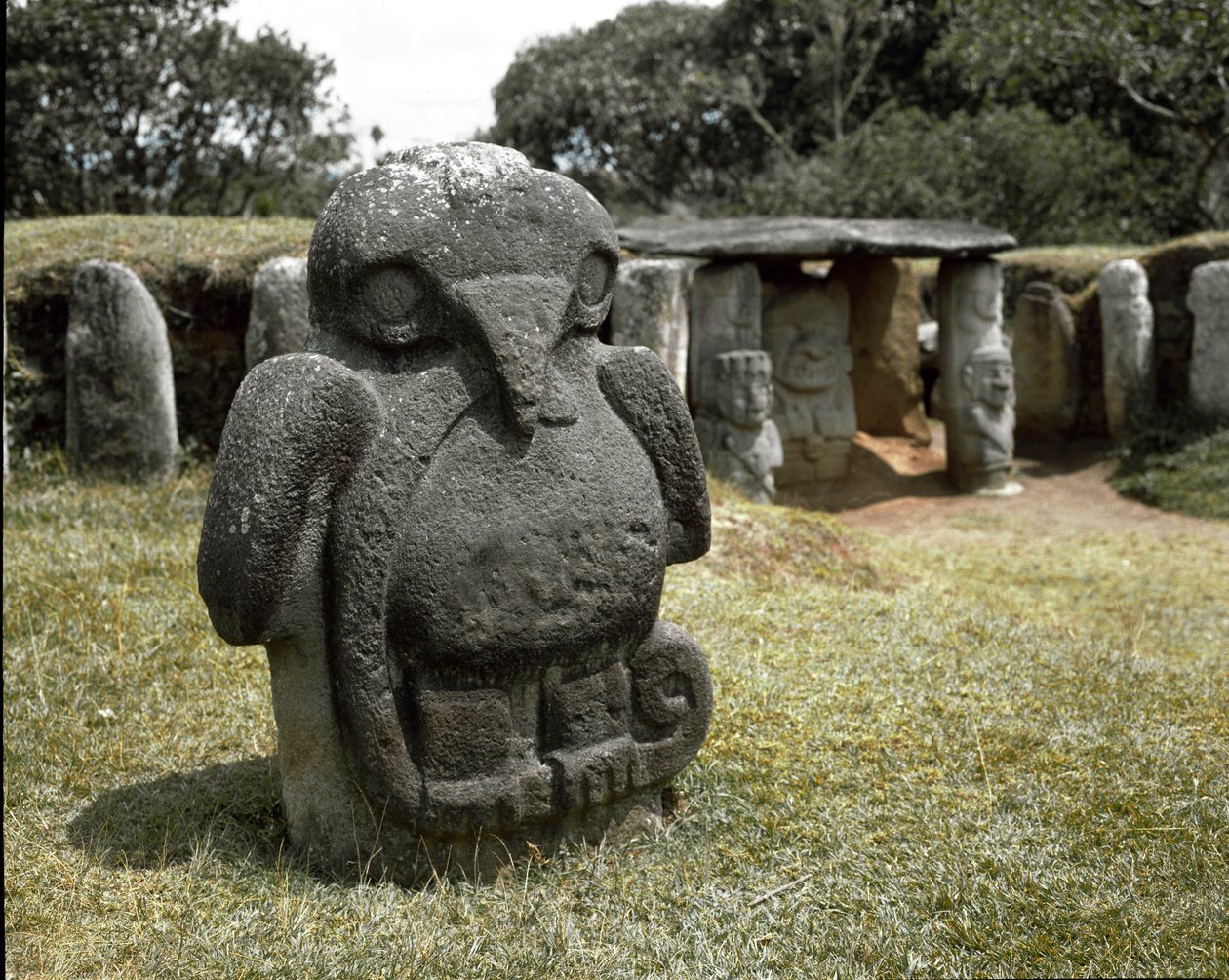 Escultura megalítica de um pássaro segurando uma cobra de Pre Columbian Pre Columbian