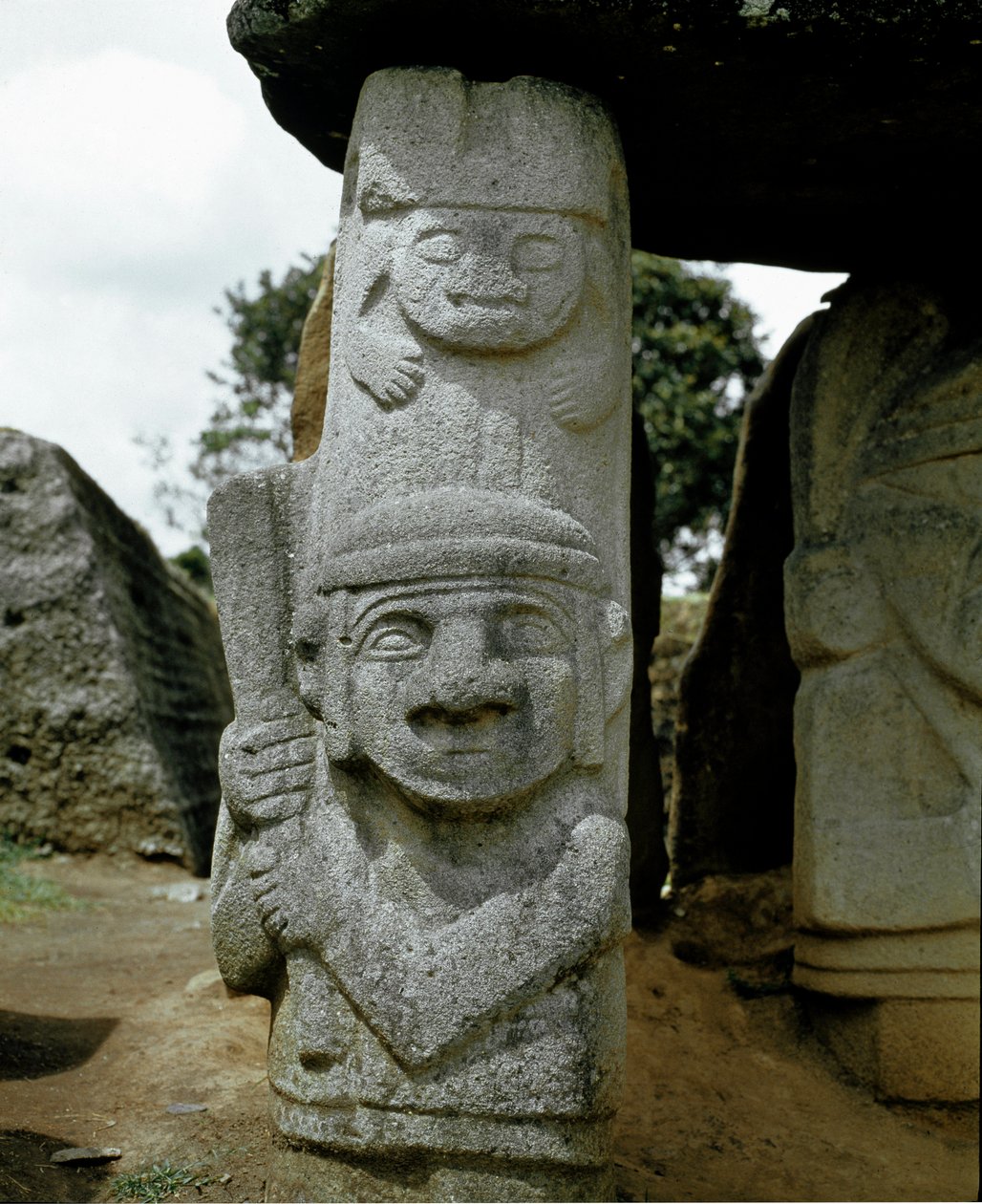Escultura megalítica de um guerreiro de Pre Columbian Pre Columbian