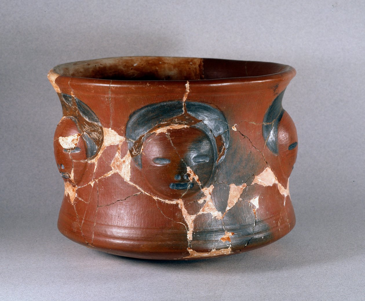 Arte pré-colombiana, cultura Kotosh: recipiente de terracota com rostos humanos. Dim. 16,2 cm 1000 BC-800 AD. Lima, Museu Nacional de Antropologia e Arqueologia, Peru de Pre Columbian Pre Columbian