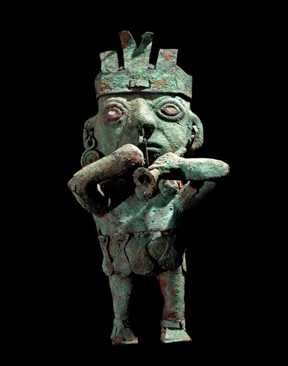 Arte pré-colombiana, cultura Vicus (Peru): estatueta de bronze representando um músico. Cerca de 200 D.C. JC. Lima, Museu do Ouro, Peru de Pre Columbian Pre Columbian