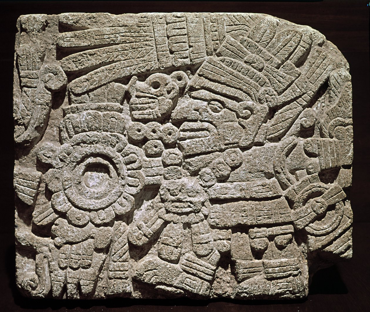 Arte pré-colombiana, civilização mista: peitoral esculpido representando uma personagem ricamente vestida - de Oaxaca, México Museu Nacional de Antropologia da Cidade do México, México de Pre Columbian Pre Columbian