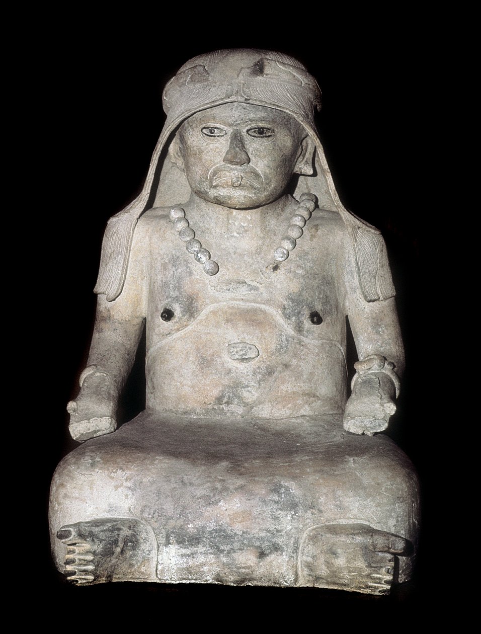 Arte pré-colombiana: mulher velha com uma capa de cabeça. Escultura de Veracruz (México) de Pre Columbian Pre Columbian