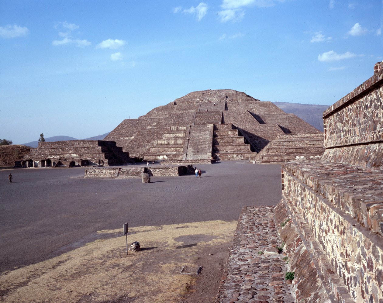 Civilização pré-colombiana: vista do local de Teotihuacan (300 AC-600 AD): o templo (ou pirâmide) da Lua. México de Pre Columbian Pre Columbian