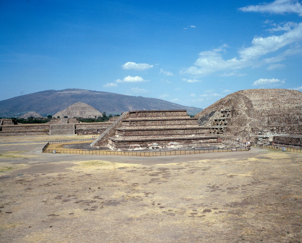 Civilização pré-colombiana: vista do local de Teotihuacan (300 AC-600 AD): o templo (ou pirâmide) do sol. México de Pre Columbian Pre Columbian