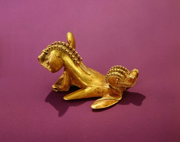 Pingente Tairona representando um animal de duas cabeças, séculos 7 a 8 DC (ouro) de Pre Columbian Pre Columbian