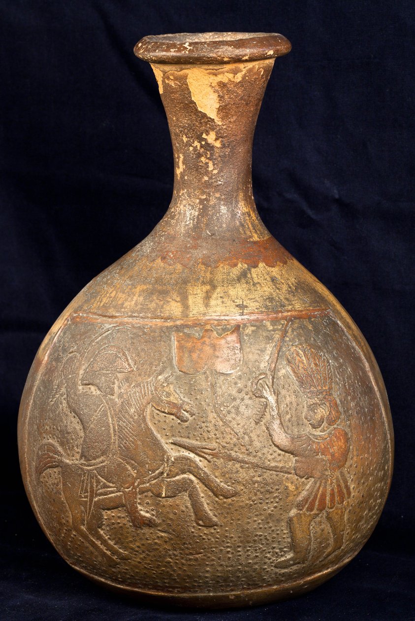 Garrafa com representação de um combate entre um cavaleiro e um guerreiro a pé (terracota) de Precolombian Precolombian