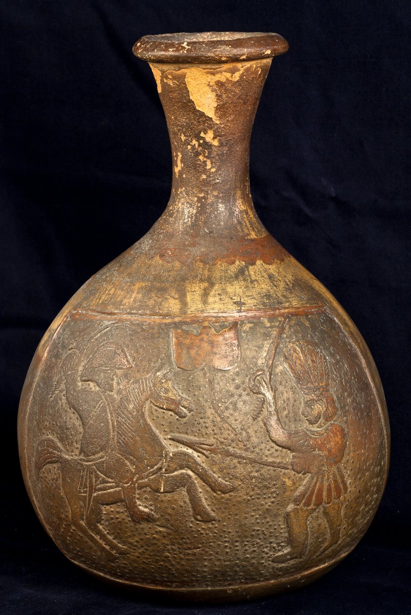 Garrafa com representação de um combate entre um cavaleiro e um guerreiro a pé (terracota) de Precolombian Precolombian