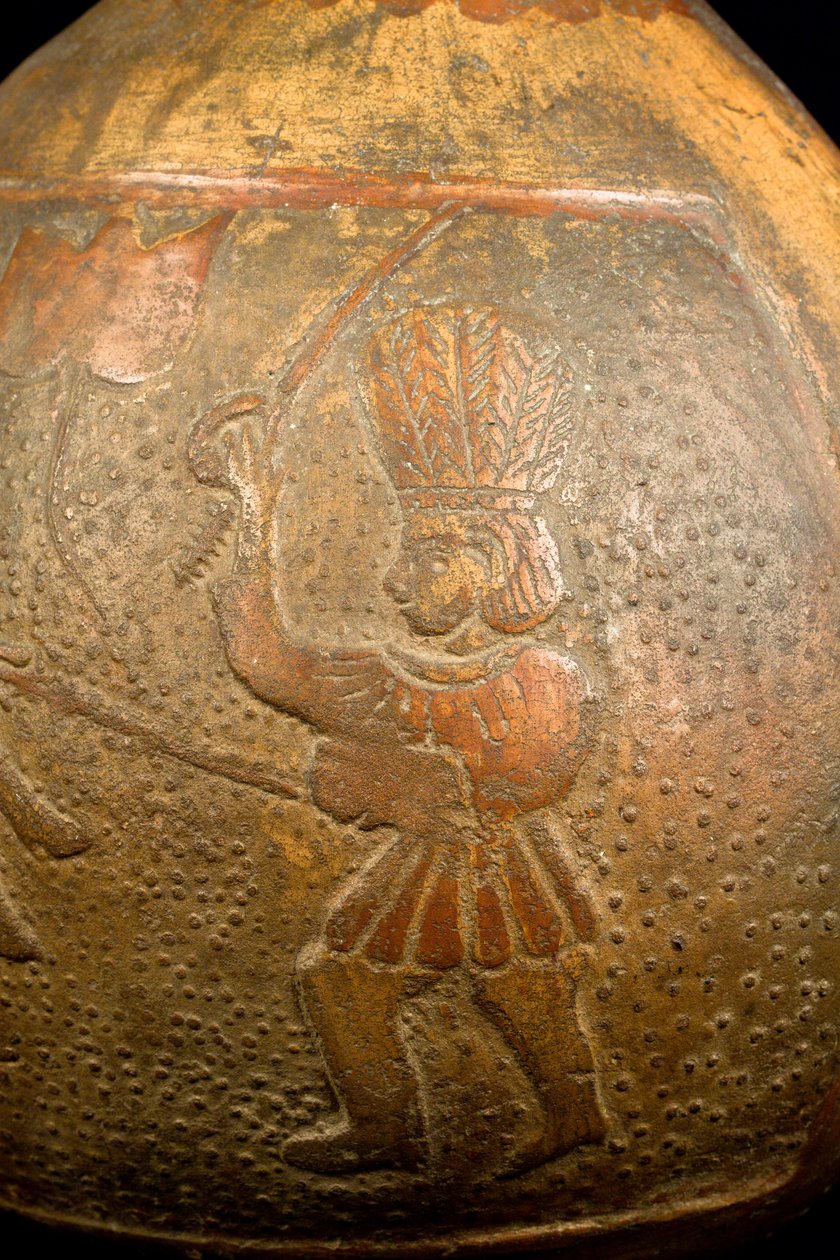 Garrafa com representação de um combate entre um cavaleiro e um guerreiro a pé (terracota) de Precolombian Precolombian