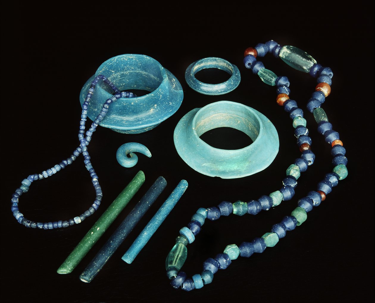 Grânulos e outros ornamentos (mídia mista) de Prehistoric