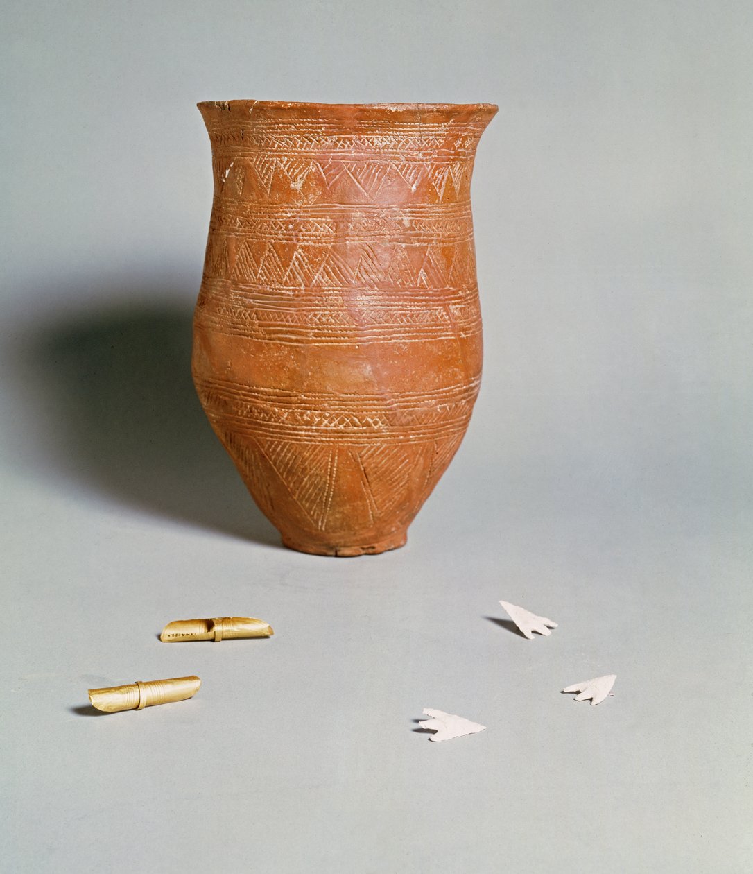 Artigos em túmulo, incluindo pederneiras, anéis de cabelo e um copo com decoração incisa, de Winterslow, Radley, Upper Thames, Idade do Bronze (cerâmica, pedra e metal) de Prehistoric