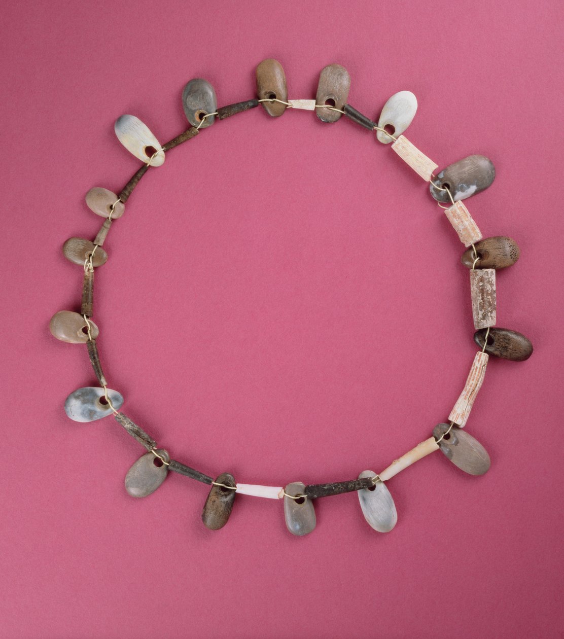 Colar Pré-histórico, encontrado em cavernas na Palestina (concha e osso) de Prehistoric