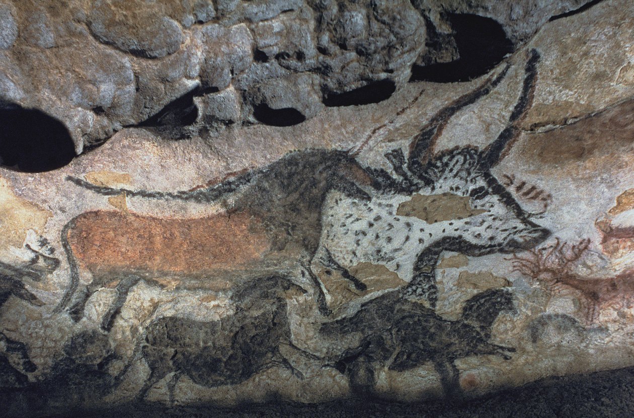 Pintura de pedra de um touro e cavalos, c.17000 aC (pintura rupestre) de Prehistoric