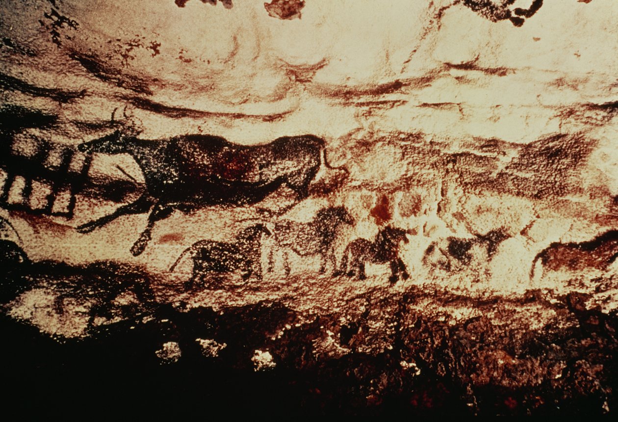 Pintura rupestre de vaca saltitante e friso de cavalos pequenos, c.17000 aC (pintura rupestre) de Prehistoric