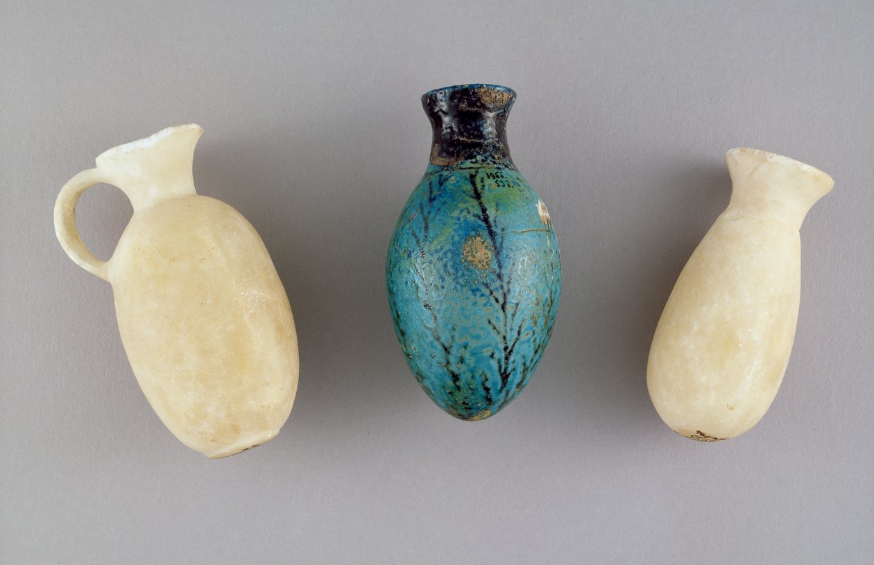 Três recipientes de cosméticos da tumba G.37, Jericó, c.1800-1700 aC (gesso e faiança) de Prehistoric