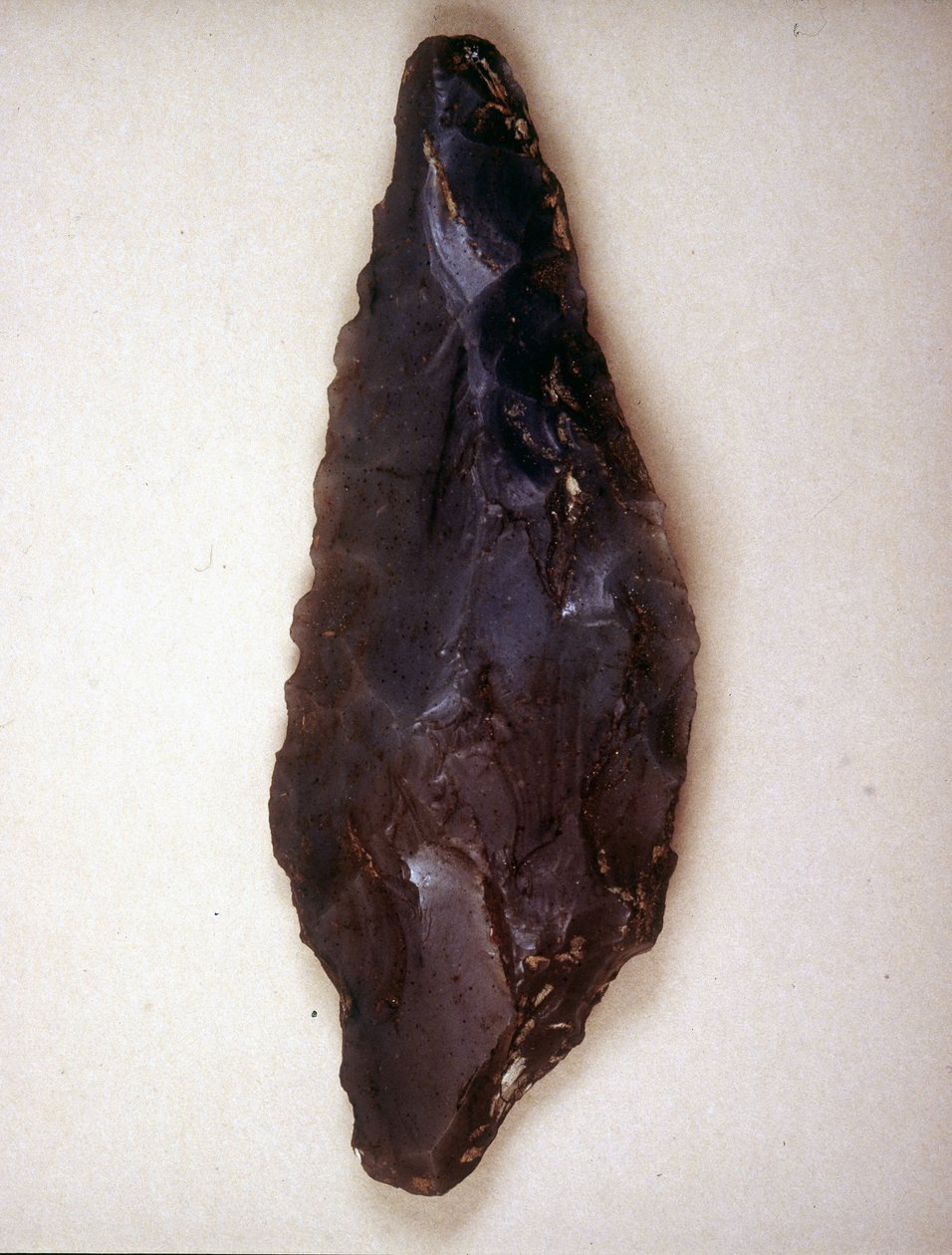As setas apontam para a pedra. Varèse. Museu Arqueológico de Milão de Prehistoric Prehistoric