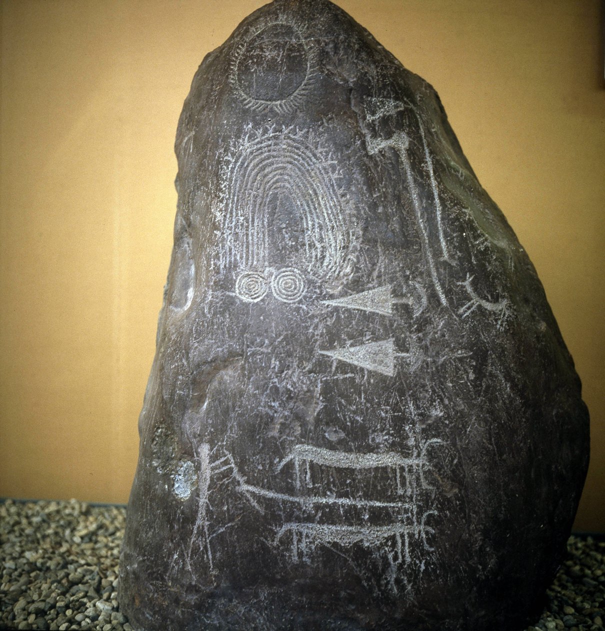Civilização do Camunni, Pré-história, arte rupestre: pedra tumular, animais, pontas de flechas e espirais - Estela de Bagnolo tipo 2 em Valcamonica (Camonica Valley) (Itália). de Prehistoric Prehistoric