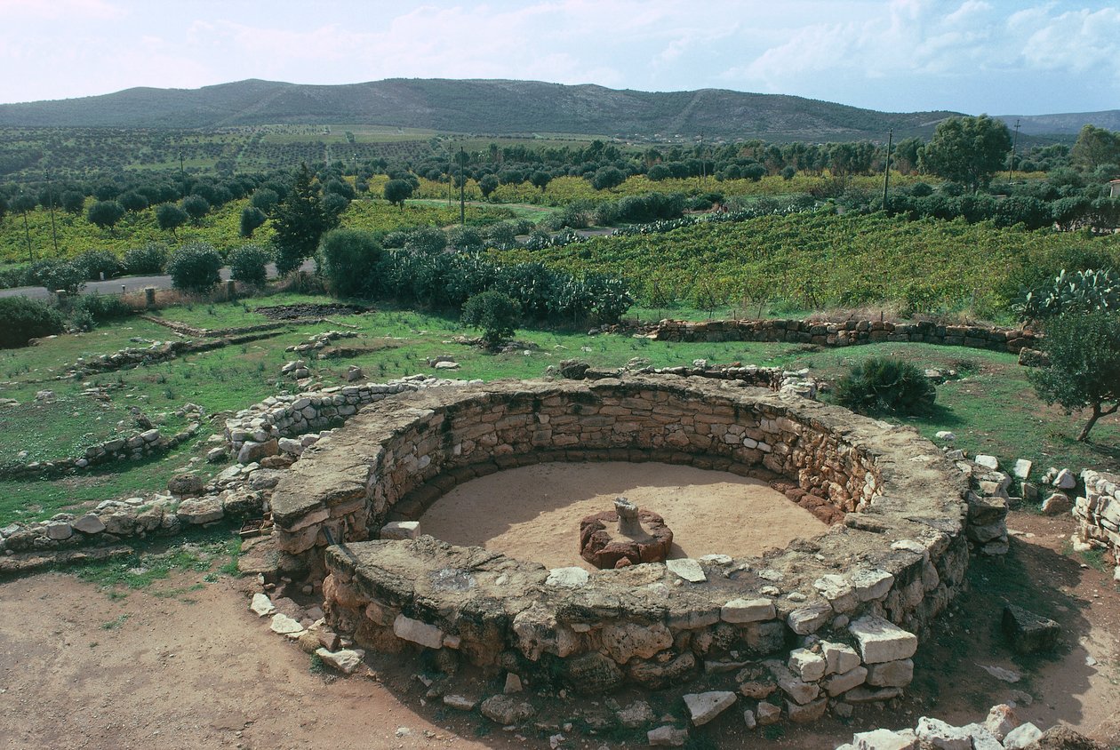 Itália, Região da Sardenha, Alghero, província de Sassari, complexo Nuragic Palmavera, ruínas da cabana de reunião de Prehistoric Prehistoric