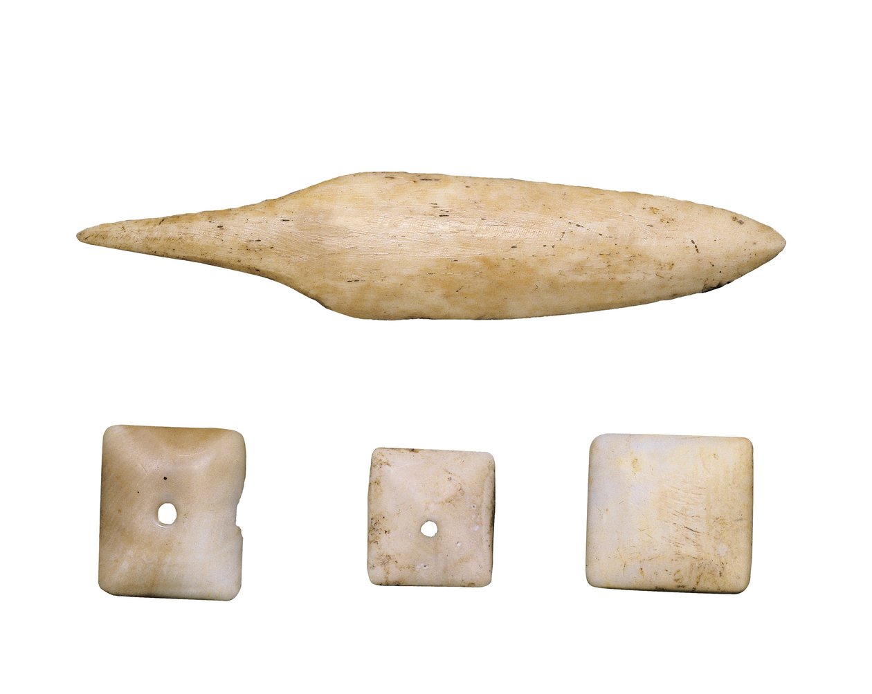 Prehistoire (Neolitique): Ponta da flecha e botões dos ossos. De Cueva Toralla (Lleida) de Prehistoric Prehistoric
