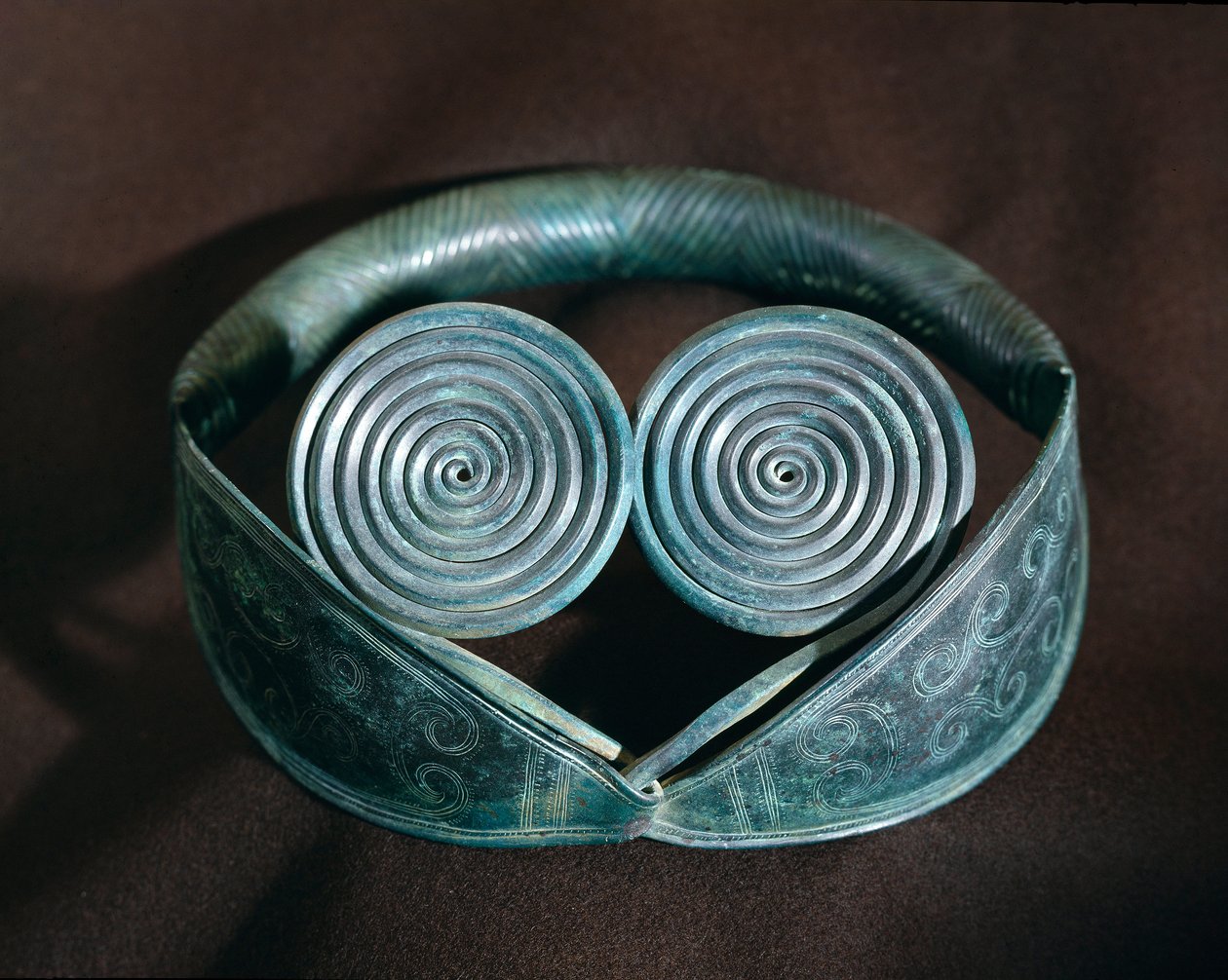 Prehistoire: ornamento de pescoço metálico decorado com espirais de Halland. Museu de Antiguidades Nacionais da Suécia, Estocolmo Suécia de Prehistoric Prehistoric