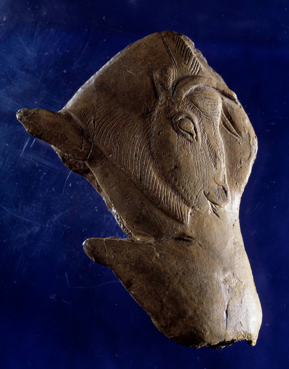 Arte Pré-histórica (Magdaleniano Superior): "Bison getting up" Escultura em madeira de rena do abrigo da Madeleine em Dordogne. 11000 AC. Sol 0,10 m. Saint Germain en Laye, Museu Nacional de Arqueologia de Prehistoric Prehistoric