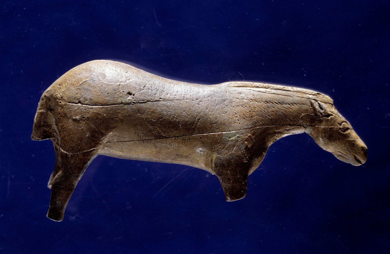 Arte pré-histórica (Magdaleniano Médio): escultura em um redondo de cavalo em marfim mamute da caverna de Espelugues (Hautes-Pyrenees) Dim. 0,073x0,035x0,017 m. Saint Germain en Laye, Museum of National Archaeology de Prehistoric Prehistoric