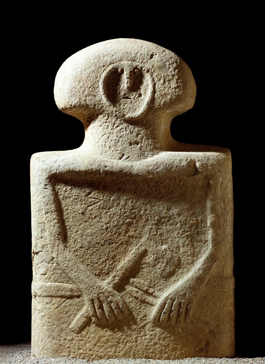 Arte pré-histórica: estátua de uma figura humana esculpida durante a Idade do Ferro, no local de Lunigiana, perto de La Spezia, Itália. 1100-800 AC. La Spezia, Museo Comunale della Civilta Lunigiana de Prehistoric Prehistoric