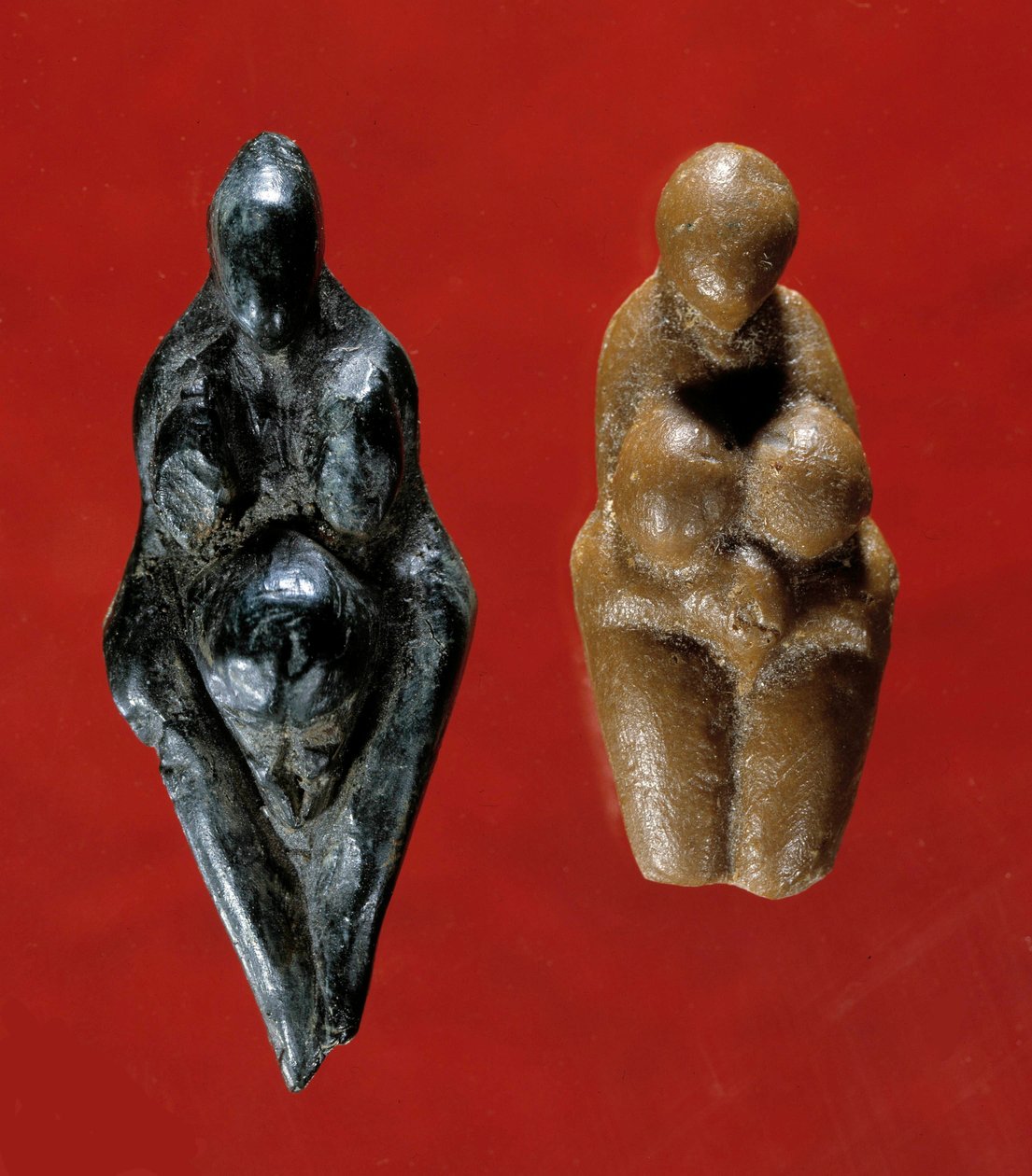 Arte pré-histórica: a estatueta de venus, a da esquerda em esteatita é chamada de Losange, vem do local da caverna de Baousse-Rousse, 25000 AC. A da direita do mesmo período vem de La Barma Grande. Saint Germain en Laye, Museu de Na de Prehistoric Prehistoric