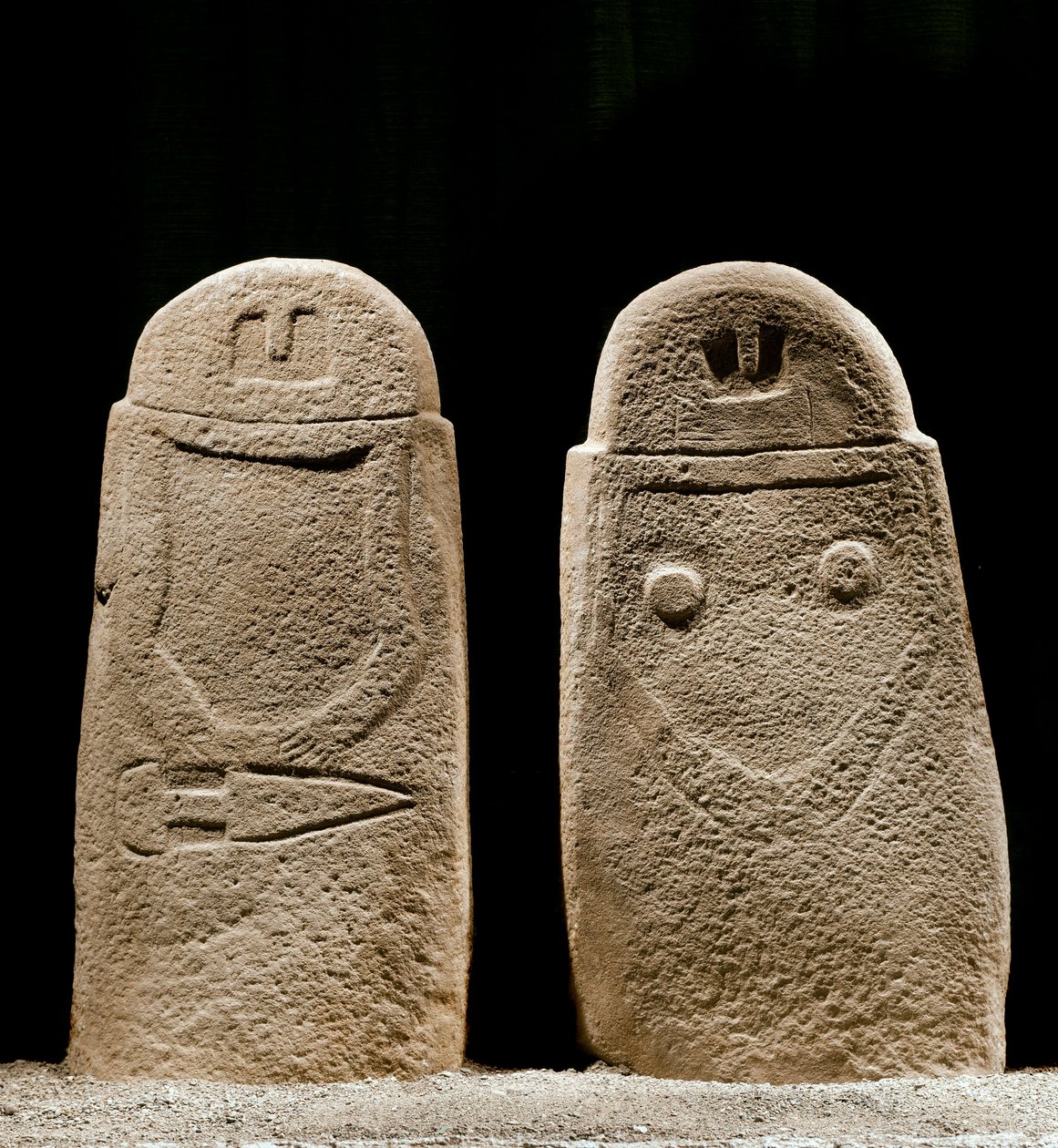Arte pré-histórica: dois menires de homem e mulher datados da Idade do Ferro do sítio de Lunigiana, perto de La Spezia, Itália. 1100-800 AC. La Spezia, Museo Comunale della Civilta Lunigiana de Prehistoric Prehistoric