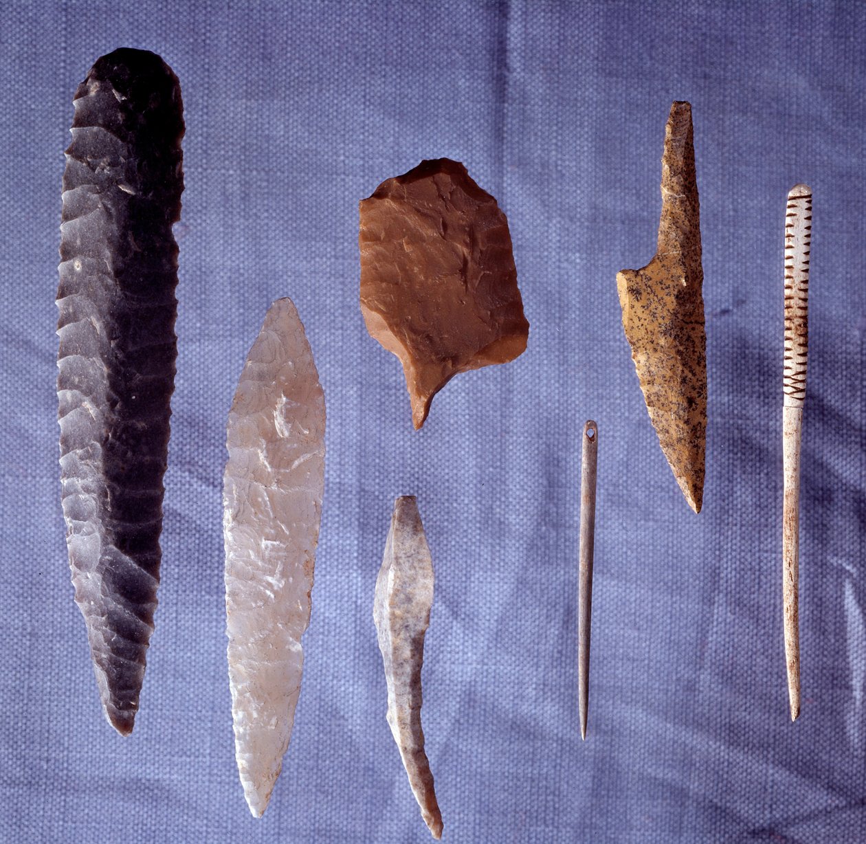 Ferramentas pré-históricas: sílex, faca, ponta de flecha e agulha. Santo: Germain En Laye. Museu de Antiguidades de Prehistoric Prehistoric
